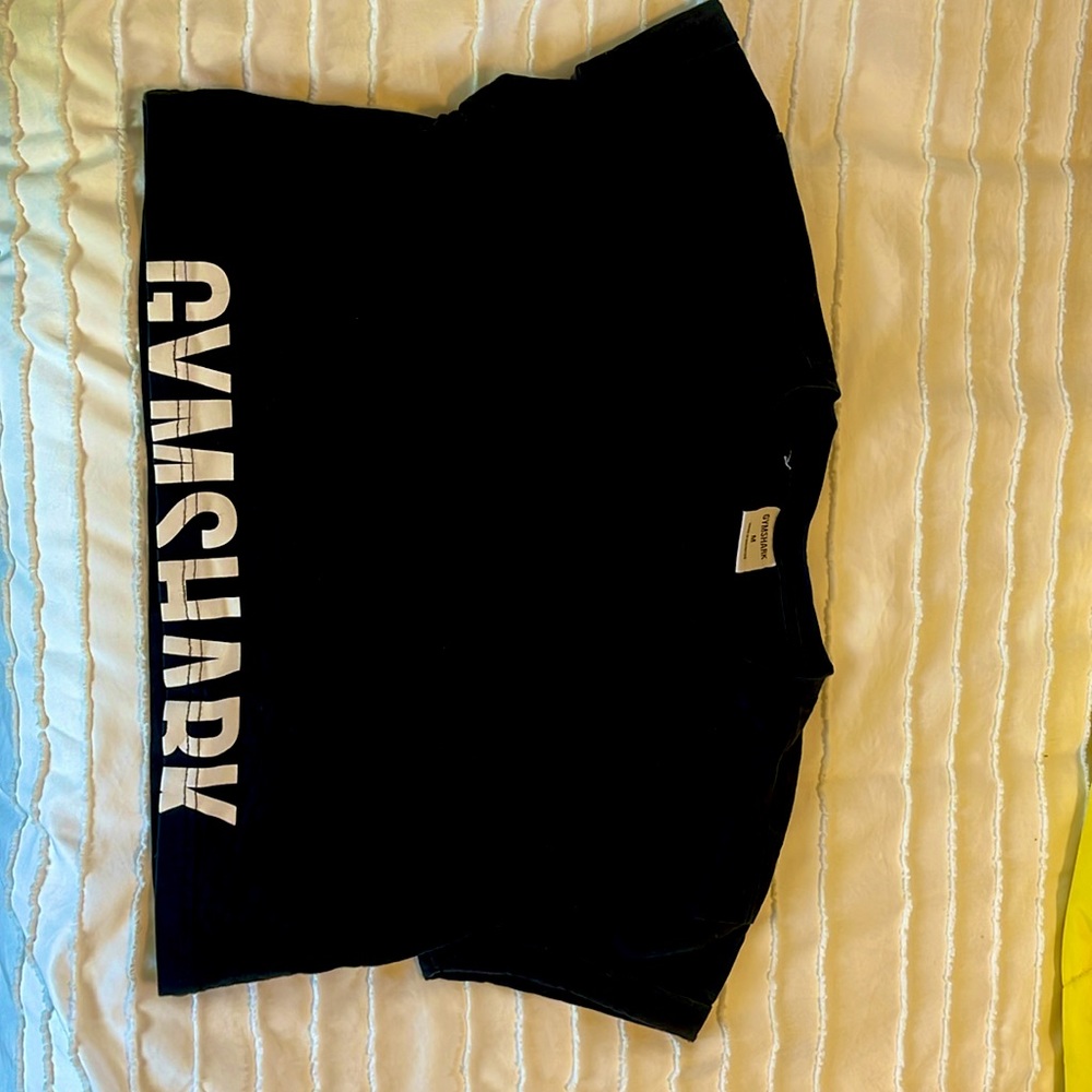 Gymshark workout cropped shirt. Color black size medium
